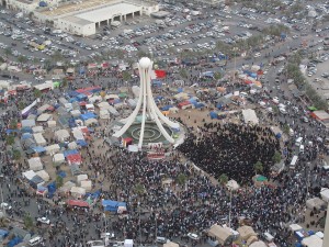 1280px-Thousands_of_protesters_gathering_in_Pearl_roundabout_2_days_before_crackdown