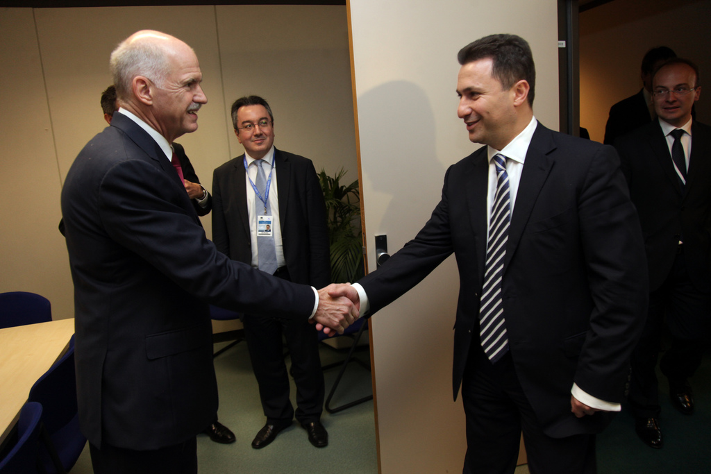 Společné jednání zástupců Řecka a Makedonie přináší i přátelské chvíle.