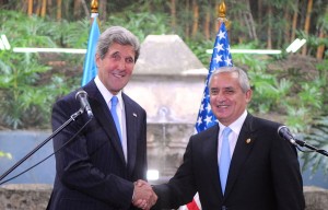 Guatemalský prezident Perez Molina (vpravo) se současným americkým ministrem zahraničí Johnem Kerry.